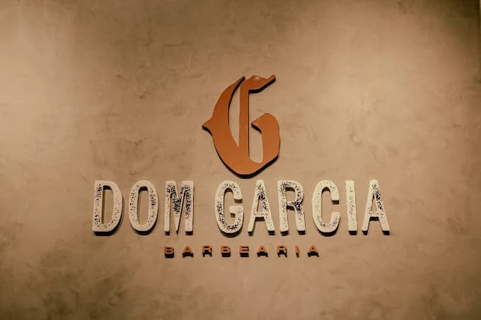 Dom Garcia — Logo na parede